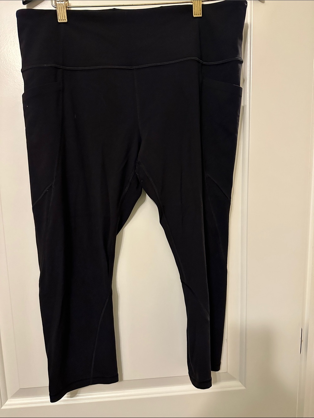 Athleta salutation stash pocket capri
